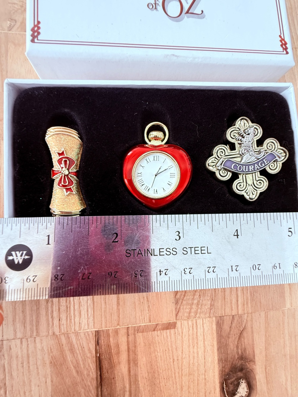The Wizard of Oz 3 Pin 75th Anniversary Courage Heart Diploma Set - Picture 3 of 5